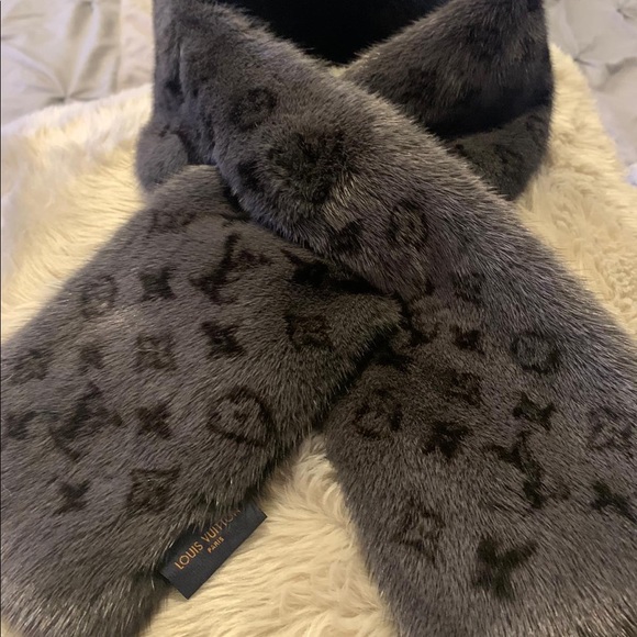 Louis Vuitton Echarp Monogram Reverse Mink Scarf - Picture 3 of 8